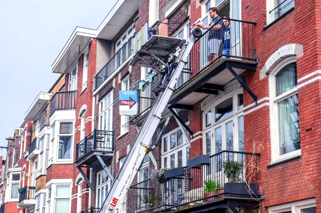 Verhuislift 2 highland-logistics.nl Professionele verhuislift in gebruik bij appartement voor veilig en efficiënt verhuizen naar een hoger gelegen etage in Amsterdam